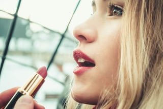 No necesitas que todos tus labiales sean de larga duración para mantener el color en tus labios por más tiempo. (ESPECIAL)