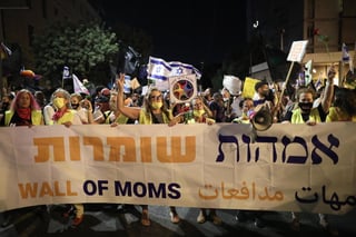 Miles de personas protestaron hoy de nuevo contra el primer ministro, Benjamín Netanyahu, por su gestión de la pandemia y la corrupción que le envuelve, en manifestaciones ya habituales durante el sábado registradas alrededor de Israel. (ARCHIVO)