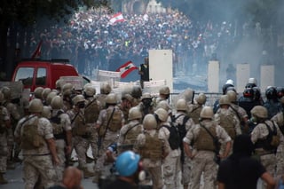 La ira de los libaneses tras la explosión en esta ciudad se desató ayer, cuando los manifestantes salieron a las calles del país. (EFE) 