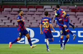 Jugadores del Barcelona celebran el primer tanto del juego, anotado por Clément Lenglet (15). (EFE)