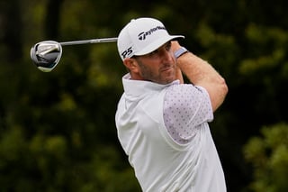Dustin Johnson consiguió ocho birdies en la tercera ronda del PGA Championship y es líder por un golpe. (AP)