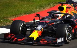 El neerlandés Max Verstappen (Red Bull) ganó el Gran Premio del 70 Aniversario de la Fórmula Uno en Silverstone (Reino Unido) con una gran estrategia de neumáticos que le dio su primer triunfo del año por delante de los Mercedes del británico Lewis Hamilton y el finlandés Valtteri Bottas. (EFE)