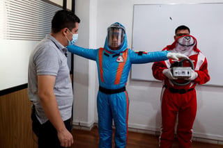 La ciencia-ficción, mediante la popular serie de televisión Star Trek (Viaje a las estrellas), inspiró a una empresa mexicana a diseñar un traje inflable contra la COVID-19 para uso de personal médico. (EFE)