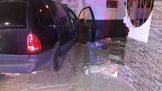 Un conductor abandonó su vehículo tras impactarse contra un domicilio en la colonia Los Álamos de la ciudad de Gómez Palacio. (EL SIGLO DE TORREÓN)