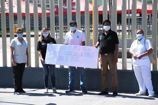 Un grupo de trabajadores de la salud del Instituto Mexicano del Seguro Social (IMSS) en La Laguna de Coahuila protestó este domingo en Torreón para 'evidenciar' la falta de insumos. (FERNANDO COMPEÁN)