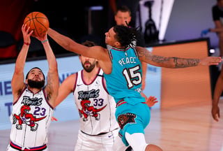 Pascal Siakam rubricó 26 puntos para que los Raptors de Toronto derrotasen el domingo 108-99 a los Grizzlies de Memphis, un resultado que asegura la disputa de un serie de repesca por un puesto en los playoffs de la Conferencia Oeste. (ARCHIVO)