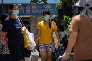 La Comisión Nacional de Salud de China informó hoy de 49 nuevos casos de COVID-19 detectados el domingo, 35 de ellos procedentes del exterior y 14 a nivel local, 26 más que en la víspera. (ARCHIVO)