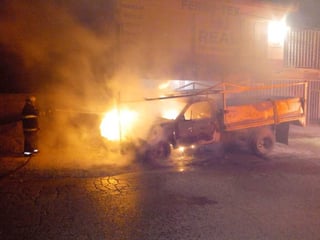 El conductor del camión les explicó que circulaba de manera regular con rumbo a su trabajo, cuando vio fuego en la parte frontal. (EL SIGLO DE TORREÓN)