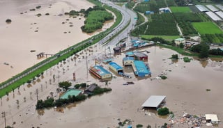 Las trombas de agua han roto diques en torno al río Seomjin, anegando más de dos mil 500 hogares. (AP) 