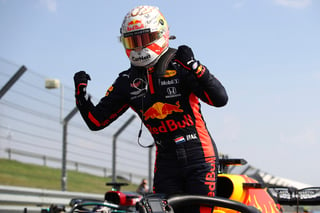 Celebra Max Verstappen luego de obtener la victoria en Silverstone. (AP)