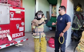 Los bomberos participaron en el curso de capacitación impartido por Fernando Faz. (EL SIGLO DE TORREÓN) 
