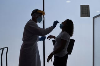 La transmisión del coronavirus sigue al alza en España, con 1,486 nuevos casos en las últimas 24 horas, 322,980 desde el inicio de la pandemia. (ARCHIVO) 