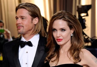 Angelina Jolie busca que un juez privado que supervisa su divorcio de Brad Pitt sea descalificado debido a que no proporcionó información suficiente sobre su relación de negocios con una abogada del actor. (ESPECIAL) 