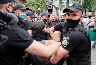 Decenas de personas fueron hoy detenidas en Bielorrusia en una nueva jornada de protestas tras la controvertida reelección el domingo del presidente, Alexandr Lukashenko, al que la oposición acusa de fraude. (EFE) 