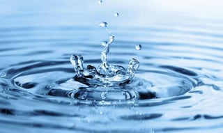 Un equipo de investigación global ha conseguido transformar agua salobre y agua de mar en agua potable segura y limpia en menos de 30 minutos utilizando marcos de metal-orgánicos (MOF) y luz solar. (ESPECIAL) 