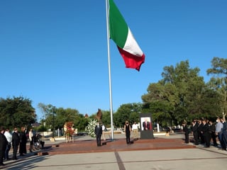 El homenaje póstumo se realizó en el asta bandera que se localiza en la explanada de la Macroplaza de Piedras Negras, frente a la presidencia municipal y dónde se colocó una imagen de Santiago Elías Castro de Hoyos. 