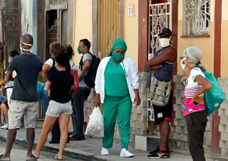 Cuba mantiene la tendencia al alza en los contagios diarios de la COVID-19 con 47 nuevos casos este martes, de ellos 39 en La Habana. (EFE) 