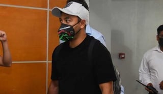 Marco Fabián arribó al aeropuerto de Ciudad Juárez portando un cubrebocas del club Bravos FC. (ESPECIAL)