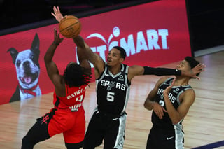 Los Spurs de San Antonio mantuvieron vivas sus esperanzas de ser el primer equipo en la historia de la NBA que ha avanzado 23 veces seguidas a los playoffs, tras doblegar el martes 123-105 a los Rockets de Houston. (ARCHIVO)