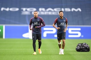 Kylian Mbappé (i) y Neymar, en la práctica de ayer del PSG; el francés podría ver acción hoy pese a un esguince de tobillo. (EFE)