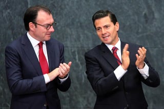 Lozoya presentó contra el expresidente Peña Nieto (d) y el exsecretario de Hacienda Luis Videgaray (i) una demanda penal.