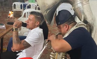 El jugador del Guadalajara aclaró por medio de sus redes sociales que las imágenes publicadas el día de ayer son pasadas y reiteró su compromiso con el cuadro rojiblanco. (ESPECIAL)