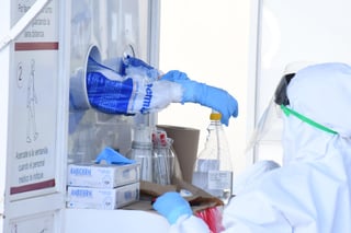 En la Comarca Lagunera, continúa en ascenso el número de personas que recurren a los laboratorios privados certificados para someterse a dicha técnica de PCR en tiempo real del coronavirus.
(ARCHIVO)