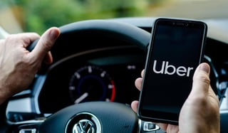 La orden del juez obligaría a empresas como Uber o Lyft, reconocer a sus conductores como empelados asalariados con un sueldo fijo (ESPECIAL)  