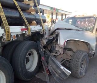 El chofer de una camioneta resultó lesionado luego de que se impactó contra la caja de un tráiler cargado con tubería sobre el bulevar Ejército Mexicano de la ciudad de Gómez Palacio, a la altura del Centro Trailero. (EL SIGLO DE TORREÓN)