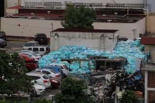 Los habitantes del puerto mexicano de Veracruz se quejaron después de que surgieron fotografías con bolsas de desechos médicos acumulándose en un patio afuera de un hospital gubernamental. (ESPECIAL)