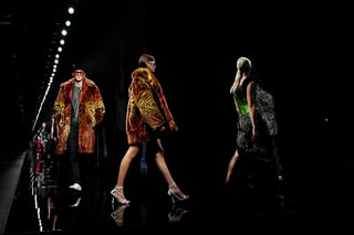 En esta foto del 21 de febrero de 2020, modelos lucen diseños de la colección otoño-invierno 2020-2021 de Versace en Milán, Italia. (AP)