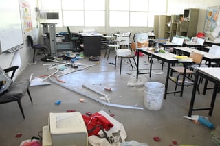 En la escuela Año de Juárez, además del robo de equipo de cómputo, se vandalizaron las instalaciones.