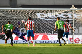 José Juan Macías (d) anotó de penal el primer tanto del partido, y del torneo para Chivas. (JAM MEDIA)