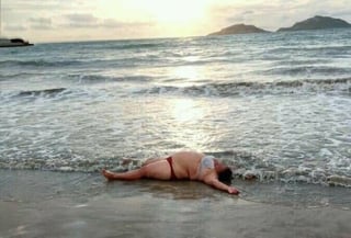 La mujer fue vista por diversos testigos deambulando en la playa de Mazatlán, en presunto estado de ebriedad (CAPTURA)  