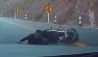 Motociclista por poco es atropellado tras caer y derrapar sobre una autopista