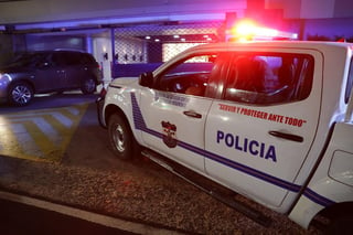 Las autoridades de El Salvador detuvieron este jueves a tres agentes de la Policía Nacional Civil (PNC), quienes fueron ligados a un grupo de exterminio y acusados de asesinar a tres personas en julio pasado, informó el fiscal general, Raúl Melara. (ARCHIVO)