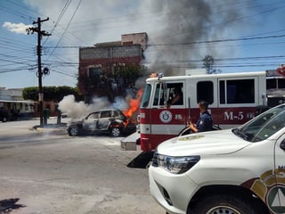 Las llamas consumieron en su totalidad el automóvil y un árbol en la zona Centro de Gómez Palacio. (EL SIGLO DE TORREÓN)