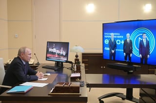 El presidente ruso, Vladímir Putin (i), propuso hoy celebrar “en breve” una cumbre telemática entre las grandes potencias e Irán con el fin de preservar el acuerdo nuclear pese a la retirada de EUA. (ARCHIVO) 
