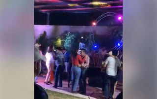 De acuerdo con un usuario que reportó la celebración de manera anónima con videos, la fiesta se celebró en una supuesta quinta, contó con grupo en vivo y además las personas bailaron. (ESPECIAL)