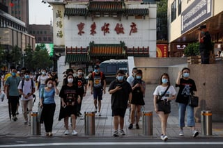 La Comisión Nacional de Salud de China informó hoy de 22 nuevos casos de COVID-19 detectados el viernes, 14 de ellos procedentes del exterior y ocho a nivel local, lo que supone ocho positivos menos que el día anterior. (ARCHIVO)
