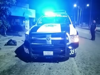 Tras chocar con patrulla de la Policía Municipal, el conductor del VW Jetta escapó, pero más adelante fue alcanzado y detenido.