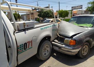 Hasta deslindar responsabilidades, una camioneta de la CFE y un vehículo particular fueron llevados al corralón municipal.