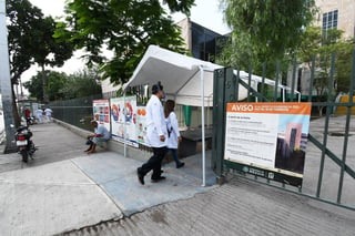 Una trabajadora de la Clínica 18 del IMSS en Torreón relató que antes permitían faltar más de 21 días en caso de resultar contagiado de COVID, lapso que se ha ajustado según informes de los epidemiólogos. (EL SIGLO DE TORREÓN)