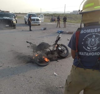 El motociclista perdió la vida inmediatamente y su cuerpo fue trasladado al Semefo. (EL SIGLO DE TORREÓN)