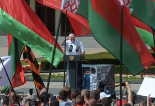 'Hemos construido un bello país, con sus dificultades y desperfectos. ¿A quién quieren entregarlo? Si alguien quiere entregar el país, ni muerto lo permitiré', dijo Lukashenko. (EFE)