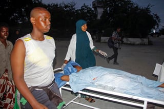 Al menos 15 personas han muerto y otras 35 han resultado heridas hoy en la capital de Somalia, Mogadiscio, tras la explosión de un coche bomba y la toma de un hotel por yihadistas de Al Shabab, informaron fuentes médicas. (AP)