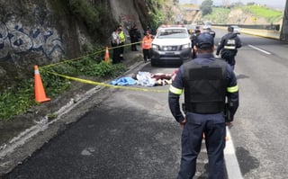 El cuerpo de una mujer envuelto en cobijas fue encontrado esta mañana en la autopista Chamapa- Lechería en las inmediaciones del kilómetro 8.8, lo que generó sorpresa entre automovilistas y la movilización de los cuerpos de emergencia. (ARCHIVO)