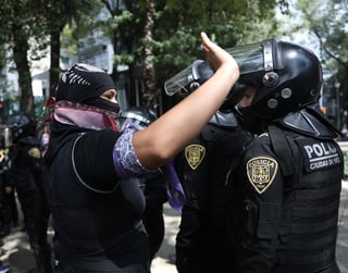 Mujeres chocaron este domingo con policías de Ciudad de México en una marcha contra la violencia machista un año después del inicio del movimiento #NoNosCuidanNosViolan, en el que ciudadanas denunciaron abusos sexuales de los agentes capitalinos. (ARCHIVO)