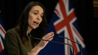 La primera ministra de Nueva Zelanda, Jacinda Ardern, anunció este lunes el aplazamiento por casi un mes de las elecciones legislativas, cuya nueva fecha es el 17 de octubre, por el rebrote de la COVID-19 en la ciudad de Auckland, la más poblada del país. (CORTESÍA)