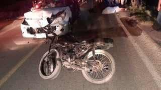 Tras el reporte del accidente de un automóvil y una motocicleta, las autoridades que acudieron no encontraron a los conductores. (EL SIGLO DE TORREÓN)